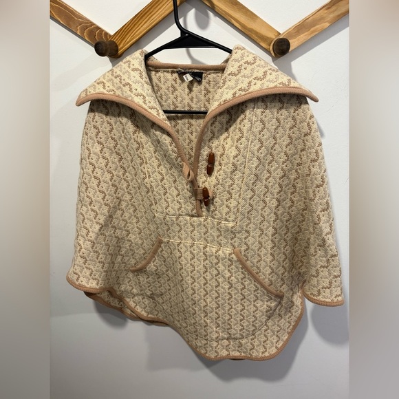 'A Dafydd Snowdon Design' Cream Welsh Wool Tapestry Cape - Picture 5 of 13